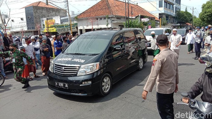 Prosesi pemakaman Habib Jafar bin Muhammad Alkaff di Kudus dijaga ketat oleh polisi, Sabtu (2/1/2021).