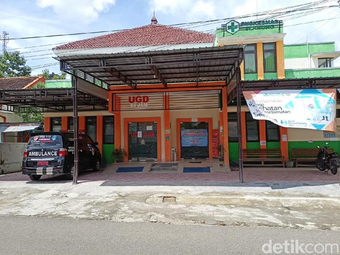 Puskesmas Slahung yang berada di Desa/Kecamatan Slahung di-lockdown mulai Jumat (25/12/2020) lalu. Itu usai dilaporkan empat paramedisnya terkonfirmasi positif COVID-19.