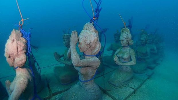 Ribuan dan aneka jenis struktur karang mulai ditenggelamkan, termasuk struktur berbentuk burung garuda di laut Bali. Hal ini merupakan bagian dari program restorasi terumbu karang