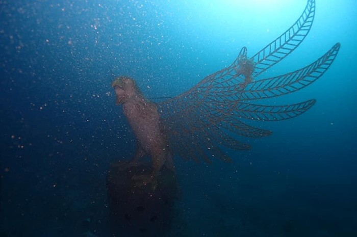 Ribuan dan aneka jenis struktur karang mulai ditenggelamkan, termasuk struktur berbentuk burung garuda di laut Bali. Hal ini merupakan bagian dari program restorasi terumbu karang