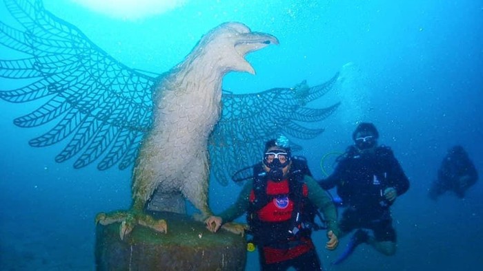 Ribuan dan aneka jenis struktur karang mulai ditenggelamkan, termasuk struktur berbentuk burung garuda di laut Bali. Hal ini merupakan bagian dari program restorasi terumbu karang