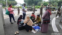 Pembubaran oleh pihak Satpol PP ini untuk mencegah terjadinya kerumunan yang bisa mengakibatkan penyebaran virus COVID-19.