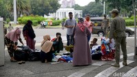 Satpol PP juga membubarkan sejumlah pedagang di kawasan tersebut.