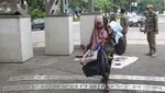 Satpol PP Bubarkan Kerumunan di Taman Pandang