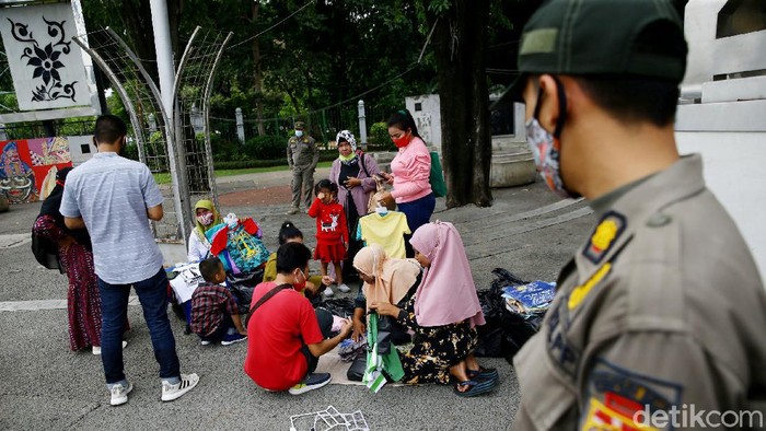Satpol PP Bubarkan Kerumunan di Taman Pandang Demi mencegah penularan COVID-19, sejumlah personel Satpol PP Kecamatan Gambir, Jakpus, melakukan inspeksi di kawasan Taman Pandang.
