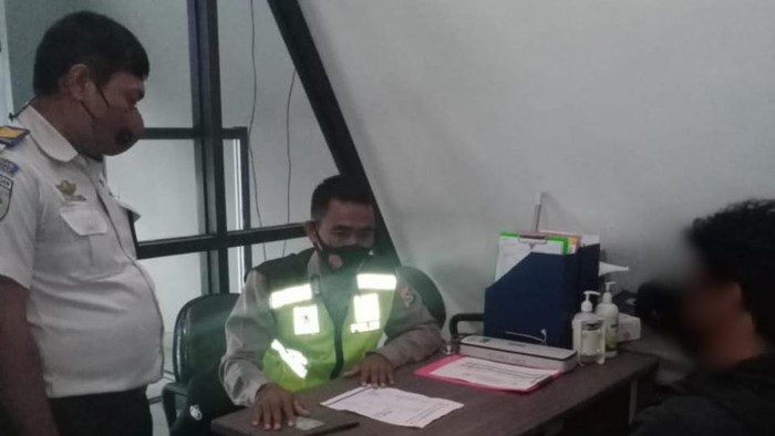 Seorang pria di Sumbawa diamankan polisi gegara diduga gunakan surat tes Corona palsu