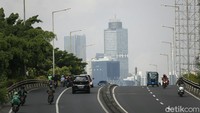 Pemprov DKI Jakarta mewajibkan setiap kendaraan berusia di atas 3 tahun yang ada di Ibu Kota lulus uji emisi. Aturan tersebut tertuang dalam Peraturan Gubernur (Pergub) Nomor 66 Tahun 2020 tentang uji emisi gas buang kendaraan bermotor, pengganti Peraturan Gubernur Nomor 92 Tahun 2007.