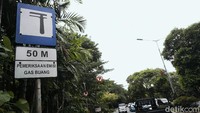 Akan ada sanksi bagi kendaraan yang tidak mematuhi aturan ini. Untuk menjaring pelanggar, Pemrpov bersama Kepolisian, Dishub, dan DLH akan melakukan razia.