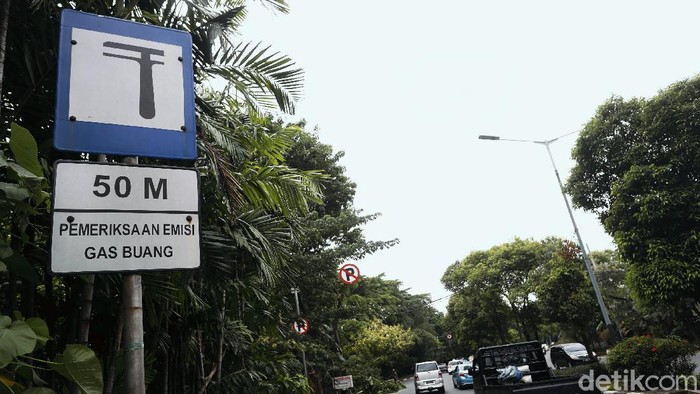 Siap-siap! Kendaraan di Jakarta Wajib Lulus Uji Emisi Pemprov DKI Jakarta mewajibkan setiap kendaraan berusia di atas 3 tahun yang ada di Ibu Kota lulus uji emisi. Ancaman dendanya yang mencapai Rp 500.000 lho.