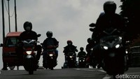 Sanksi yang disiapkan bukan sekadar tilang. Kendaraan yang tak lolos uji emisi bisa mendapat sanksi penambahan biaya parkir. Ini akan berlaku pada tempat perbelanjaan dan di pertokoan.