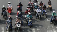 Sejumlah pengendara motor berhenti di lampu merah kawasan Jakarta, Sabtu (1/2). Kewajiban uji emisi untuk motor dan mobil di DKI Jakarta sebenarnya sudah ditetapkan pada medio 2020 lalu. Namun pemberlakuannya baru akan efektif di Januari 2021 ini, tepatnya pada tanggal 24.