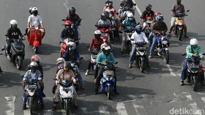 Siap-siap! Kendaraan di Jakarta Wajib Lulus Uji Emisi Pemprov DKI Jakarta mewajibkan setiap kendaraan berusia di atas 3 tahun yang ada di Ibu Kota lulus uji emisi. Ancaman dendanya yang mencapai Rp 500.000 lho.