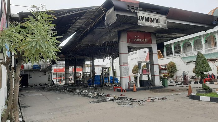 SPBU terbakar di Pekanbaru. Akibatnya, sebuah mobil dan pengemudinya mengalami luka bakar di wajah.