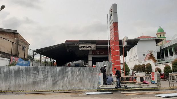 SPBU terbakar di Pekanbaru. Akibatnya, sebuah mobil dan pengemudinya mengalami luka bakar di wajah.