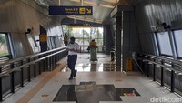 Sementara itu, sejumlah calon penumpang kereta terlihat mengantre untuk diperiksa rapid antigen di halaman sebelah timur Stasiun Bandung. 