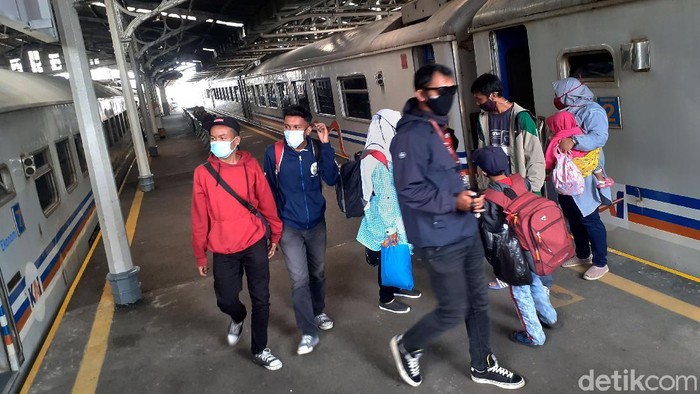 Stasiun Bandung Jelang Arus Balik Arus balik libur tahun baru 2021 ke wilayah Bandung diprediksi terjadi besok, Minggu (3/1/2020) lewat jalur kereta di wilayah Daop 2 Bandung.