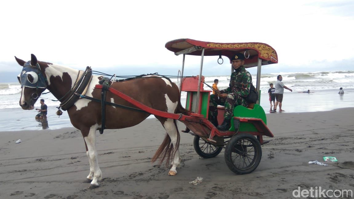 Suasana di Pantai Parangtritis, Kalurahan Parangtritis, Kapanewon Kretek, Kabupaten Bantul.