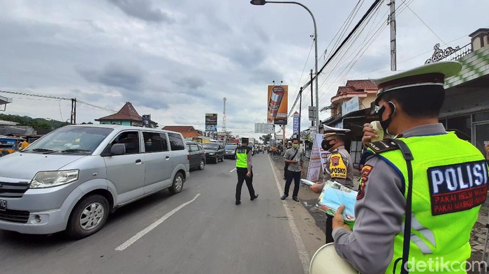 Suasana lalu lintas di simpang empat Buntu, Kecamatan Kemranjen, Banyumas, Sabtu (2/1/2021).