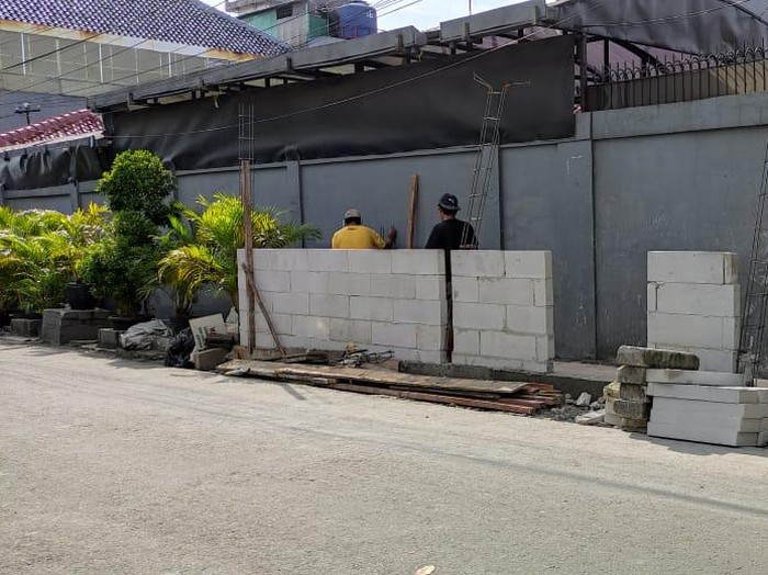 Suasana pembangunan Posko Tiga Pilar di dekat eks markas FPI, Petamburan, Tanah Abang, Jakarta Pusat