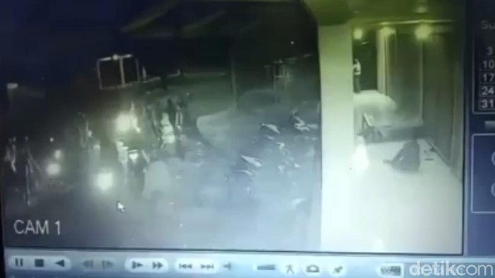 Tangkapan layar CCTV bentrok geng motor di sukabumi