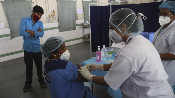 Tenaga medis India saat latihan nasional untuk program vaksinasi Corona massal Health workers participate in a COVID-19 vaccine delivery system trial in Hyderabad, India, Saturday, Jan. 2, 2021. India tested its COVID-19 vaccine delivery system with a nationwide trial on Saturday as it prepares to roll-out an inoculation program to stem the coronavirus pandemic. Saturdays exercise included necessary data entry into an online platform for monitoring vaccine delivery, along with testing of cold storage and transportation arrangements for the vaccine, the health ministry had said.(AP Photo/Mahesh Kumar A.)