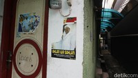 Sobekan Poster berwajah Rizieq Shihab terlihat di Jalan Petamburan.