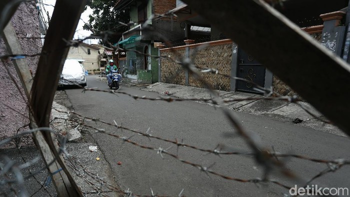 Terkini! Suasana Markas FPI Pascadibubarkan Pemerintah resmi membubarkan organisasi Front Pembela Islam (FPI) dan kegiatannya kini dilarang di Indonesia. Nah, seperti apa suasana terkini di Petamburan?