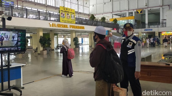 Jumlah penumpang di Terminal Purabaya, Bungurasih, selama libur Nataru mengalami penurunan jika dibandingkan tahun lalu. Penurunan ini karena saat ini masih pandemi COVID-19.