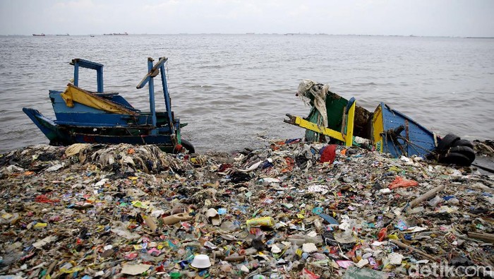 Peneliti Lembaga Ilmu Pengetahian Indonesia (LIPI) memprediksi, pesisir Jakarta akan terus terpapar sampah hingga Februari 2020 mendatang.