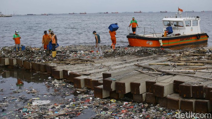 Peneliti Lembaga Ilmu Pengetahian Indonesia (LIPI) memprediksi, pesisir Jakarta akan terus terpapar sampah hingga Februari 2020 mendatang.