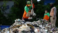 Sampah yang menumpuk didominasi kantung plastik.