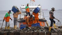 Petugas terus berupaya keras untuk menampung dan mengangkut sampah.