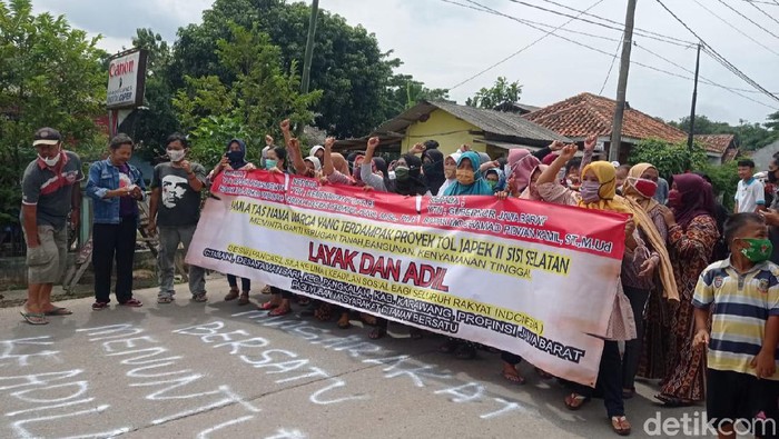Protes Ganti Rugi Murah, Warga Citaman Karawang Blokade ...