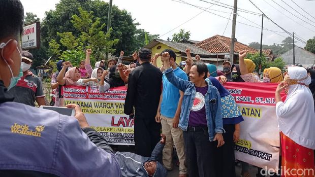 Warga citaman karawang protes pembangunan  Jalan Tol Jakarta-Cikampek 2 Selatan.