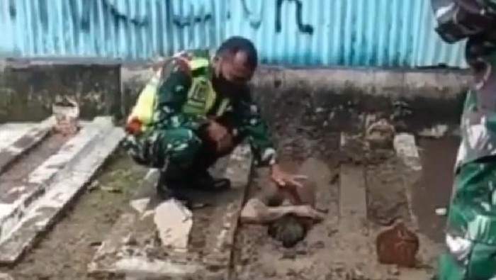 aksi kubur diri pemuda di tegal