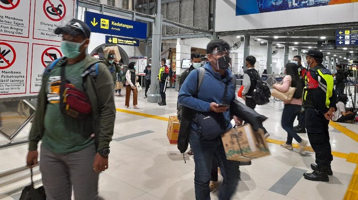 Arus Balik, Penumpang dari Luar Kota Berdatangan di St Senen hingga Malam Hari