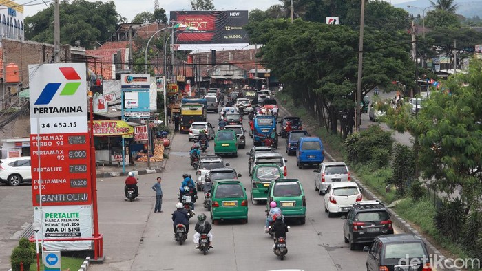 Arus lalin di kawasan Cileunyi, Bandung.