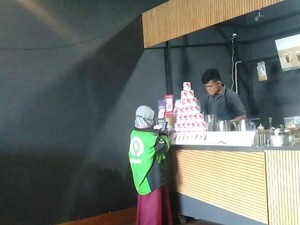 Bantu Ayahnya Order Makanan Ojol, Gadis Ini Banjir Pujian