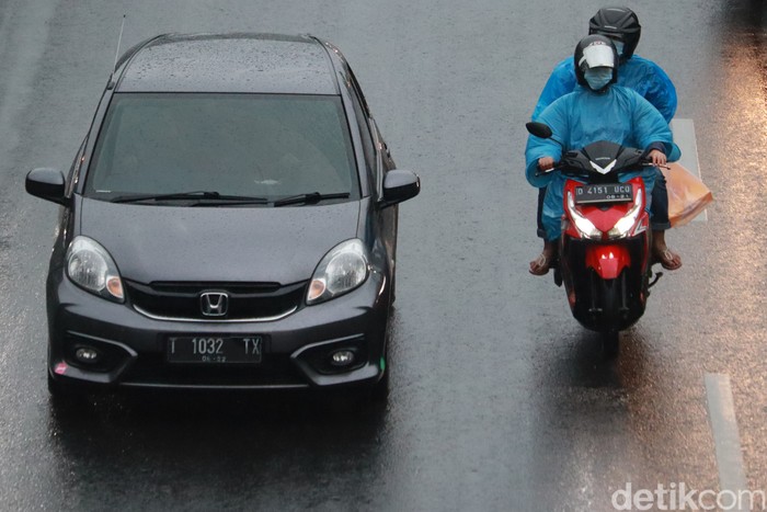 Arus lalu lintas di Jalan Raya Pasteur, Bandung, terpantau ramai lancar. Baik motor maupun mobil tampak wara-wiri melintasi jalan tersebut.