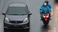 Di momen puncak arus balik libur tahun baru 2021, Jalan Raya Pasteur, Bandung, tampak ramai lancar.