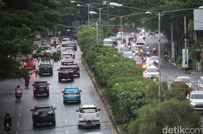 Arus lalu lintas di Jalan Raya Pasteur, Bandung, terpantau ramai lancar. Baik motor maupun mobil tampak wara-wiri melintasi jalan tersebut.