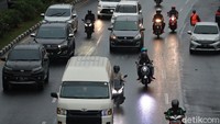 Pelambatan arus lalu lintas kerap terjadi, jika ada yang masuk atau keluar dari kios oleh-oleh khas Bandung yang ada di sepanjang Jalan Pasteur. 