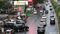 Meski begitu, kondisi arus lalu lintas di Jalan Pasteur terlihat ramai lancar.