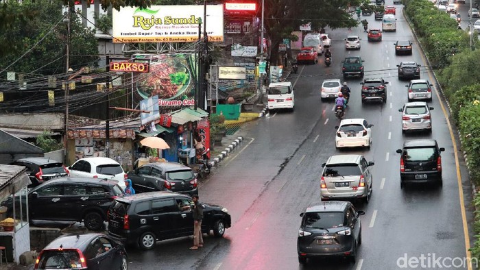 Arus lalu lintas di Jalan Raya Pasteur, Bandung, terpantau ramai lancar. Baik motor maupun mobil tampak wara-wiri melintasi jalan tersebut.