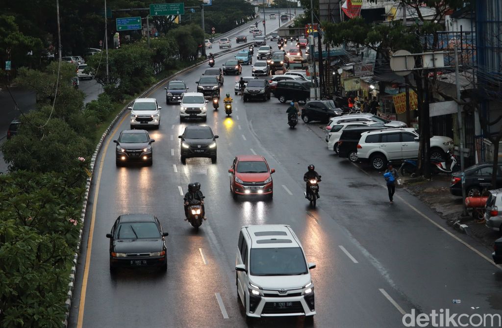 Arus lalu lintas di Jalan Raya Pasteur, Bandung, terpantau ramai lancar. Baik motor maupun mobil tampak wara-wiri melintasi jalan tersebut.