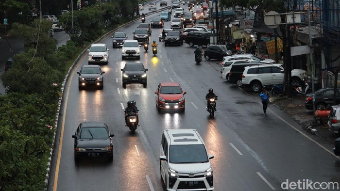 Arus lalu lintas di Jalan Raya Pasteur, Bandung, terpantau ramai lancar. Baik motor maupun mobil tampak wara-wiri melintasi jalan tersebut.
