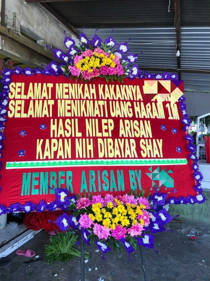 Cara menagih utang dengan mengirimkan karangan bunga pernikahan