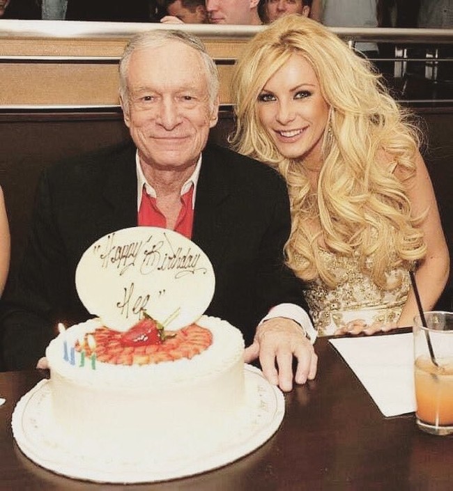 Cyrstal Harris merupakan istri ketiga dari mendiang Hugh Hefner. Hubungan Crystal dan Hugh Hefner sempat menjadi sensasi lantaran usia keduanya yang terpaut begitu jauh. Hugh Hefner 60 tahun lebih tua dari Crystal. Crystal dan Hugh Hefner menikah di 2012, dan dia setia menemani sang suami sampai akhir ajalnya di 2017.  Foto: Dok. Twitter/Facebook Crystal Hefner