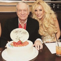 Cyrstal Harris merupakan istri ketiga dari mendiang Hugh Hefner. Hubungan Crystal dan Hugh Hefner sempat menjadi sensasi lantaran usia keduanya yang terpaut begitu jauh. Hugh Hefner 60 tahun lebih tua dari Crystal. Crystal dan Hugh Hefner menikah di 2012, dan dia setia menemani sang suami sampai akhir ajalnya di 2017.  Foto: Dok. Twitter/Facebook Crystal Hefner