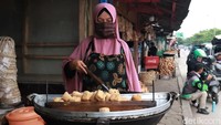 Gani, salah satu pedagang tahu Sumedang yang berjualan di kawasan Cileunyi, Kabupaten Bandung, mengatakan terjadi kenaikan harga tahu mentah yang terjadi dari perajin.